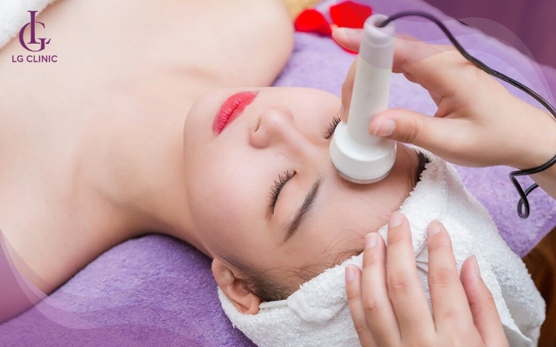Kỹ thuật viên của spa đang Detox da mặt cho nữ khách hàng
