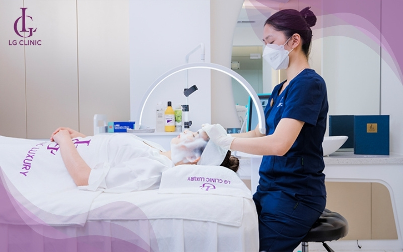 Kỹ thuật viên đang thực hiện các bước quy trình detox da mặt