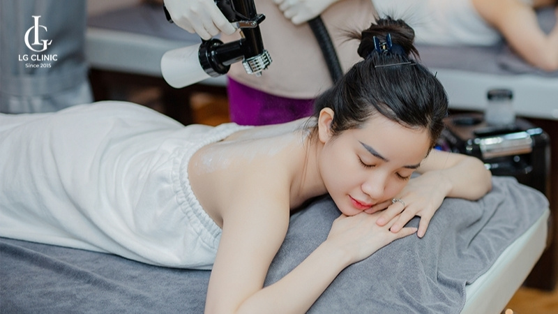 Cách làm chân trắng để mặc váy