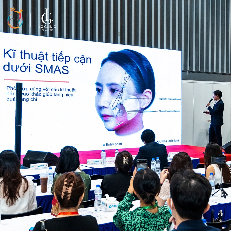 Bác sĩ Hoàng Duy Hải trình bày công nghệ trẻ hoá da độc quyền của LG Clinic tại VICAM 2024