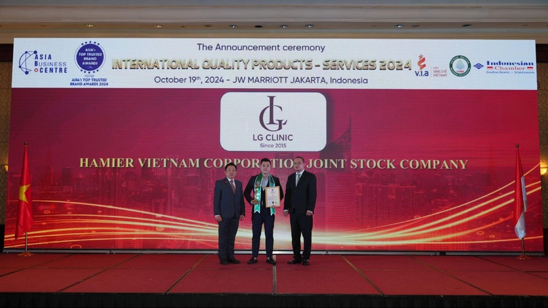 Ông Trần Minh Duy - Đại diện Viện Thẩm mỹ LG Clinic nhận giải thưởng danh giá tại Diễn đàn Kinh tế Châu Á – Quốc tế 2024