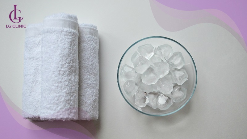 Chườm đá lạnh lên vùng da còn sót lại sáp wax để làm sạch 