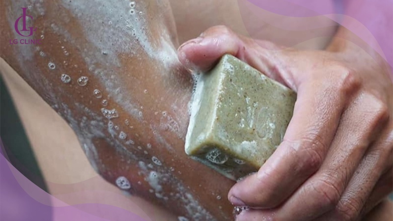 Sử dụng xà phòng để làm sạch sáp wax bám trên da