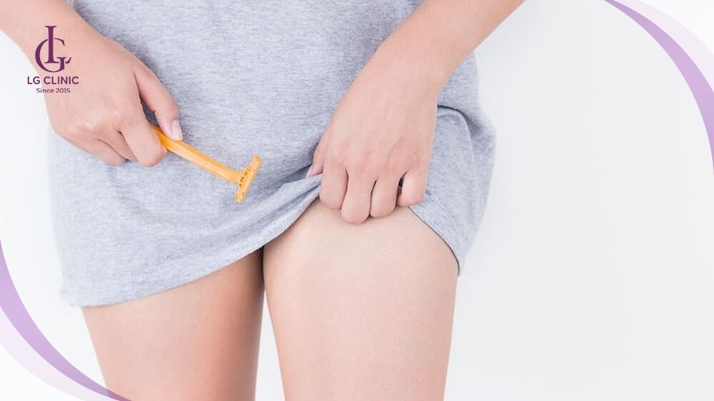 Cạo lông là cách làm sạch lông vùng bikini cho bà bầu