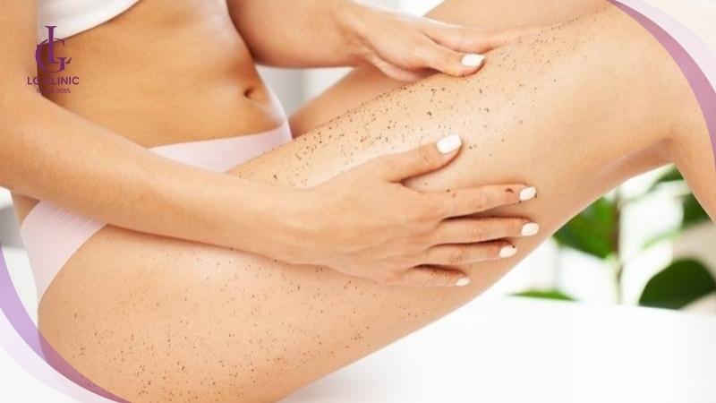 Nên tẩy tế bào chết trước khi tắm lá cây