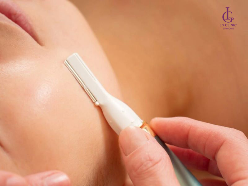 Cạo lông mặt có tốt không? Ưu và nhược điểm cần biết