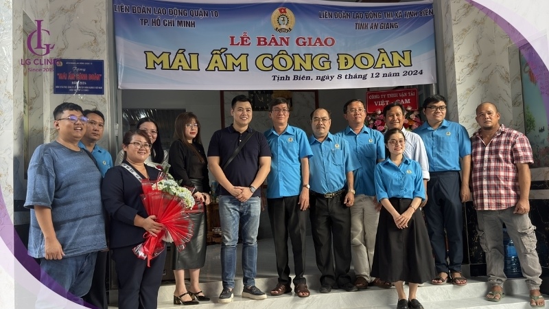Đại diện LG Clinic trao tặng mái ấm nghĩa tình