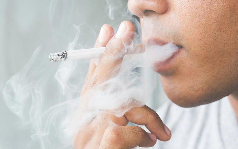 Hút thuốc - Đi ngủ sớm có hết thâm mắt không