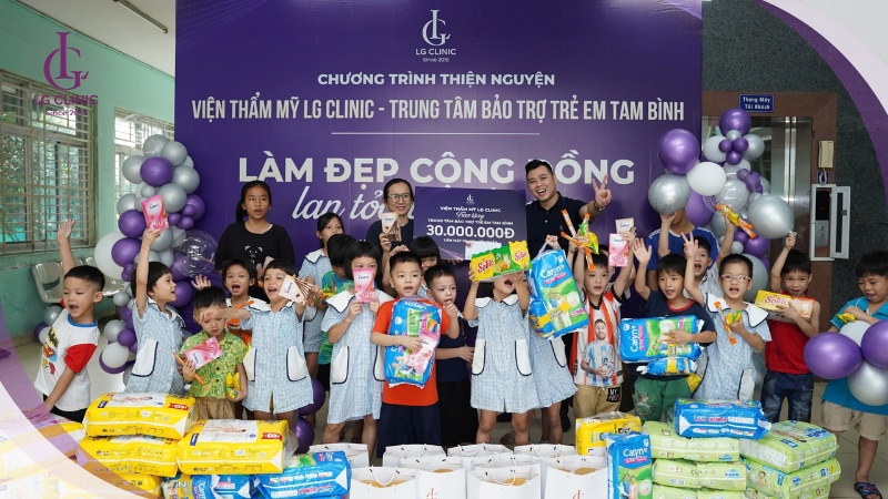 Đại diện LG Clinic đến và tặng quà