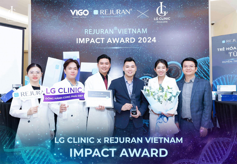 Đại diện LG Clinic nhận giải thưởng Rejuran Vietnam Impact Award 2024