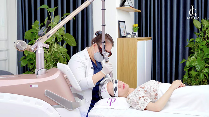 Bác sĩ thực hiện trị thâm mụn bằng công nghệ Deep L-Picosure