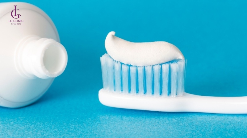Mẹo triệt lông dân gian bằng kem đánh răng giúp làm yếu sợi lông tự nhiên.