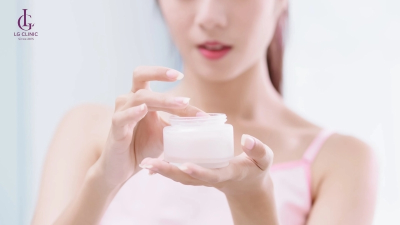triệt lông mặt xong nên sử dụng kem dưỡng ẩm