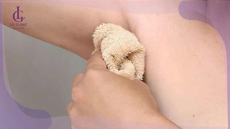 bị hôi nách có nên cạo lông nách không