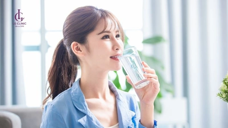 uống nhiều nước - Peel da trị thâm mông