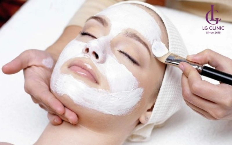 Tắm trắng da mặt bằng các hoạt chất tại spa