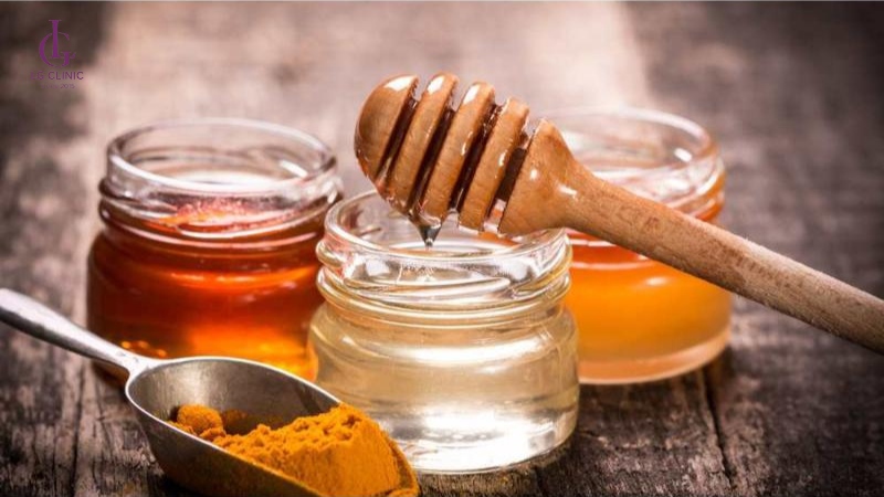 Tẩy lông mu tại nhà bằng mật ong và bột nghệ