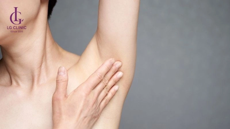 tránh chạm, gãi hay tác động vào da