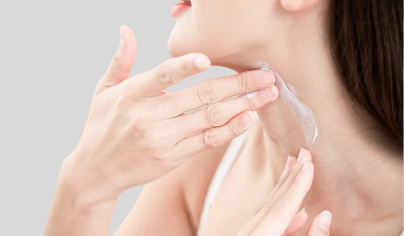 chăm sóc da cổ bằng mỹ phẩm