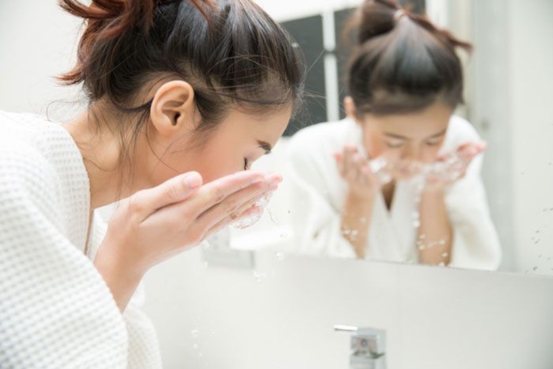 chăm sóc bằng nước muối