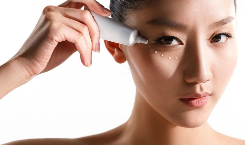 bôi kem dưỡng giảm nếp nhăn đuôi mắt