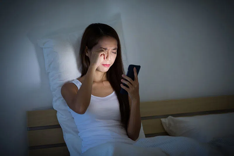 thức khuya gây nếp nhăn dưới mắt