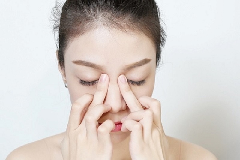 Massage xoá nhăn mũi