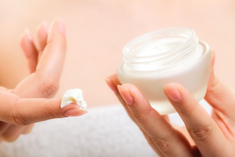 bôi kem dưỡng trị nếp nhăn