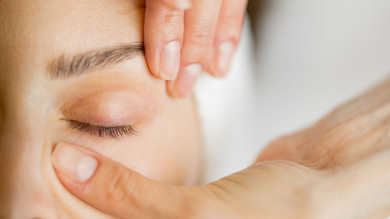 massage giảm nếp nhăn vùng mắt