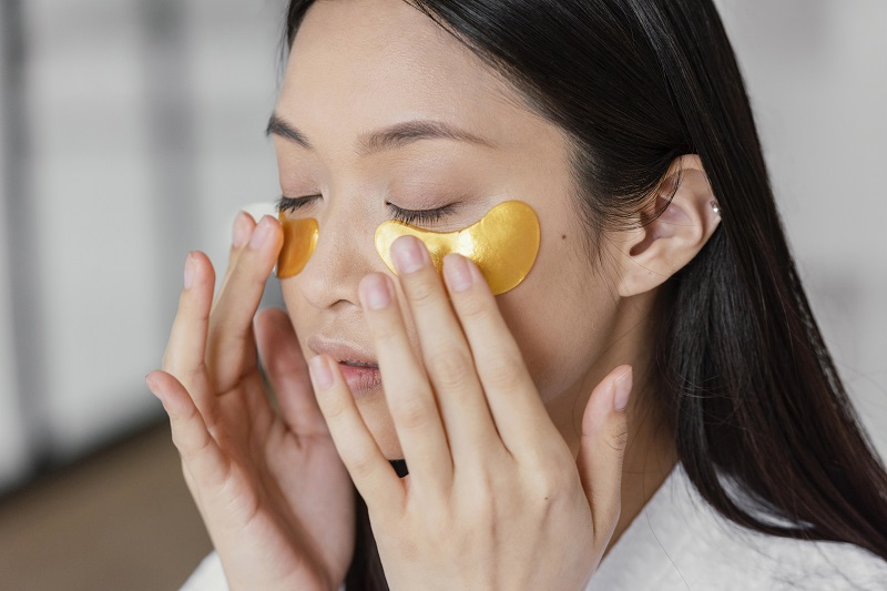 đắp mặt nạ vùng mắt