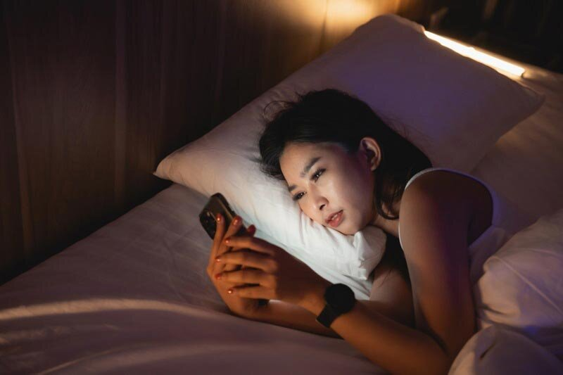 thức khuya tạo nếp nhăn vùng mắt