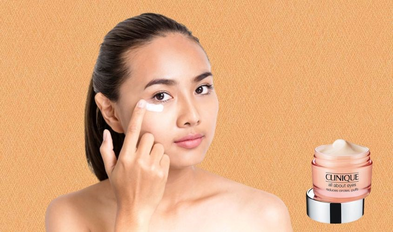 bôi kem trị nếp nhăn vùng mắt