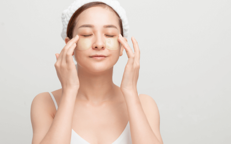 đắp mặt nạ giảm nếp nhăn mắt