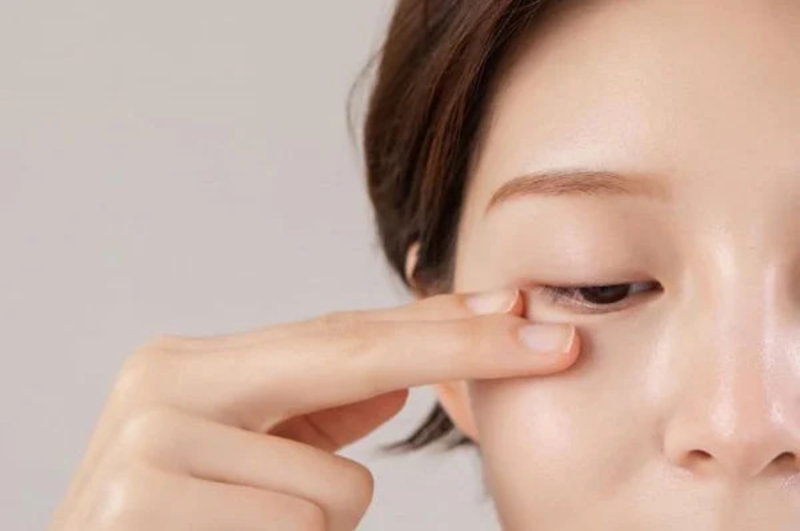 massage mắt giảm nếp nhăn đuôi mắt