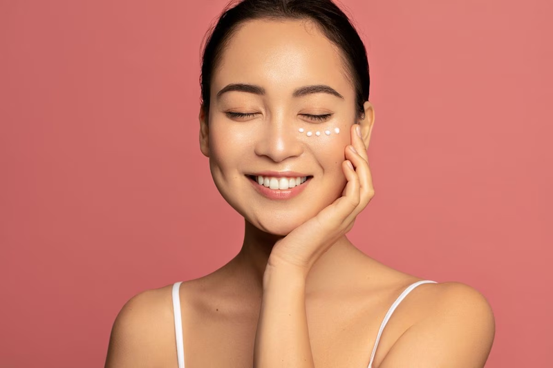 dùng kem dưỡng giảm nếp nhăn mắt