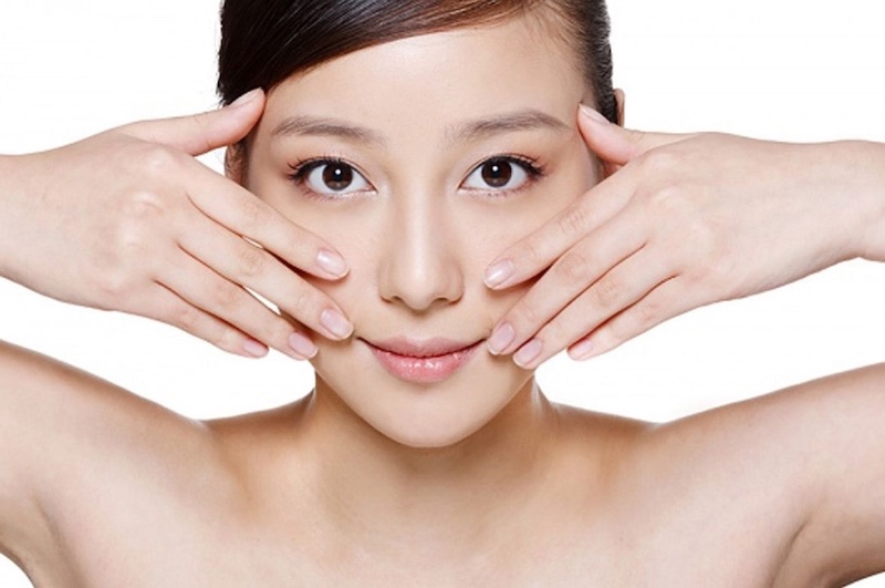 Xoá rãnh cười bằng các bài tập massage vùng má