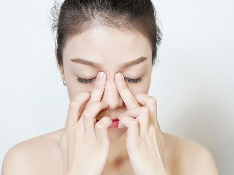 massage cải thiện vết chân chim ở đuôi mắt