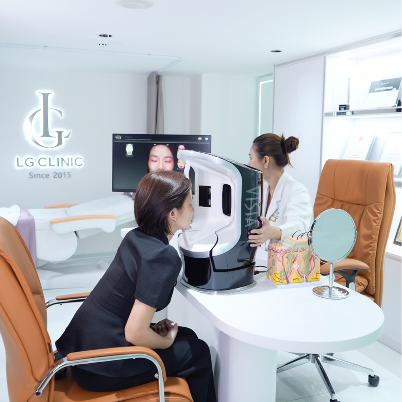 bác sĩ khám xoá vết chân chim ở đuôi mắt